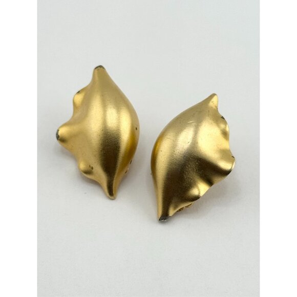 Vintage gold tone shell clip on earrings - Picture 2 of 4